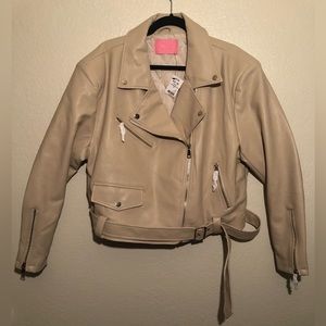 AZALEA WANG FAUX LEATHER MOTO JACKET SIZE:1X COLOR: BEIGE